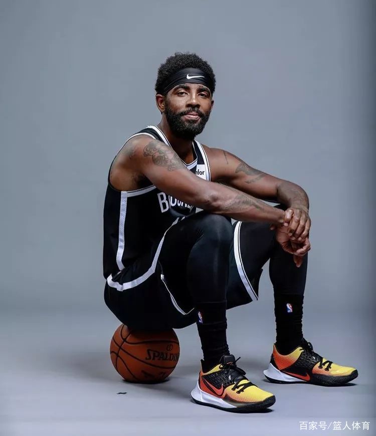 随即出现两 随即出现两